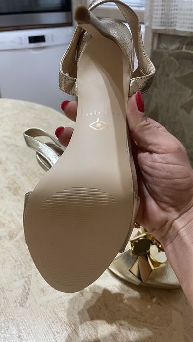 Сандали на ток 38р нови