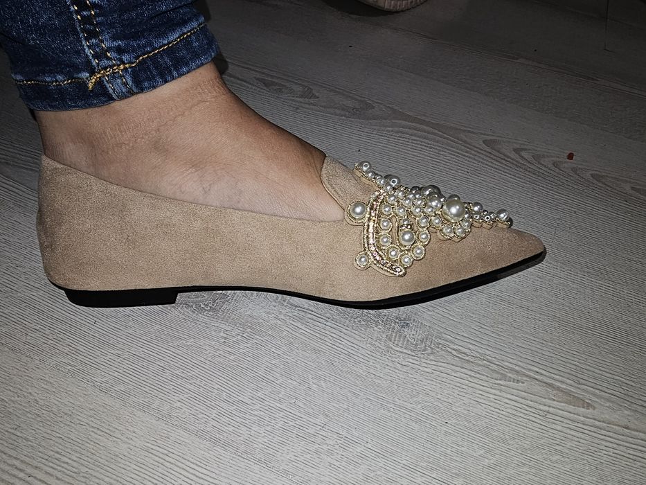 Pantofi moccasini eleganți NOI crem pal cu perle – măr 38 (afișat 39)