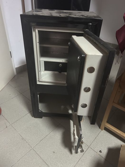 vând seif cu două compartimente plus căsuța valorii