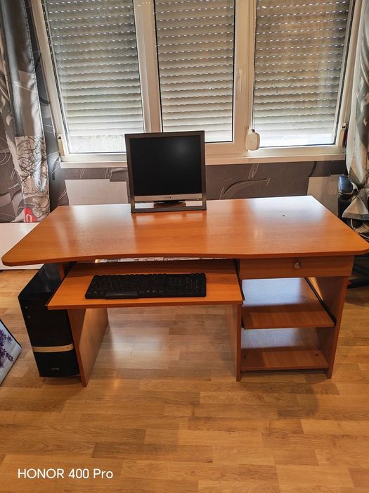 Бюро за настолен компютър