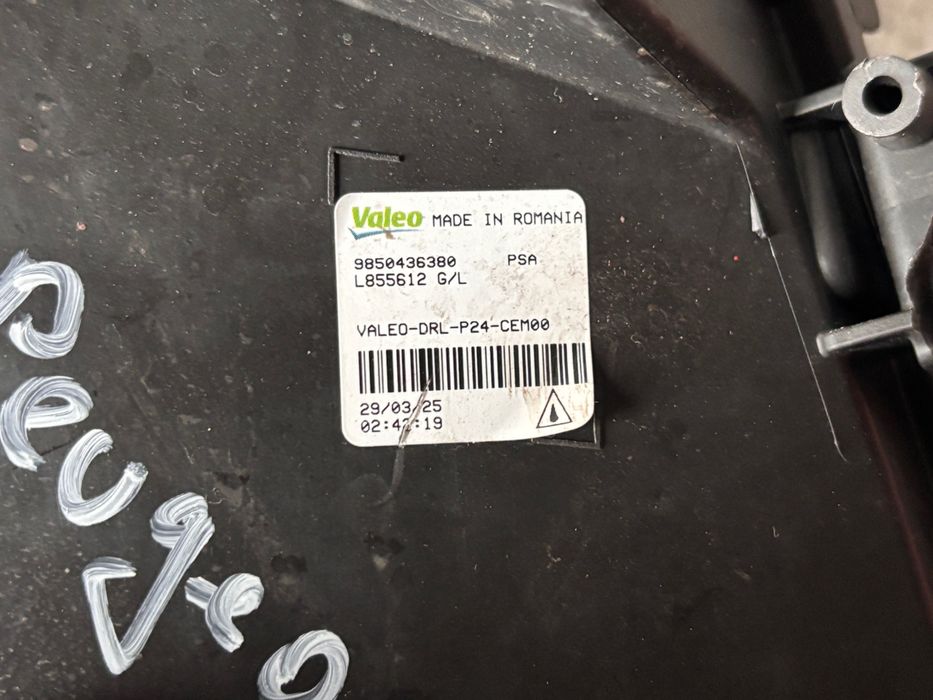 LED дневна светлина (DRL) • Peugeot 2008  23-