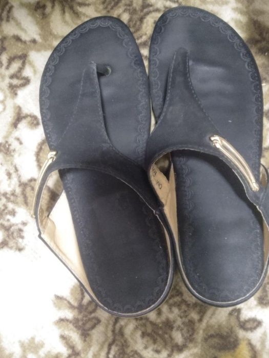 Продаются босоножки замшевые женские черного цвета