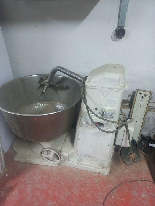 Продаётся хлебопекарное оборудование,печь