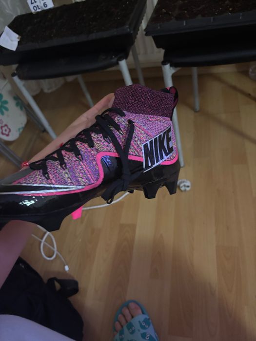 Бутонки за американски футбол чисто нови