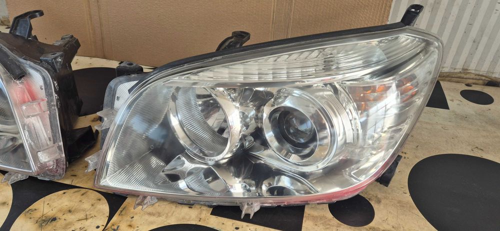 Оригинални фарове за Toyota RAV4
