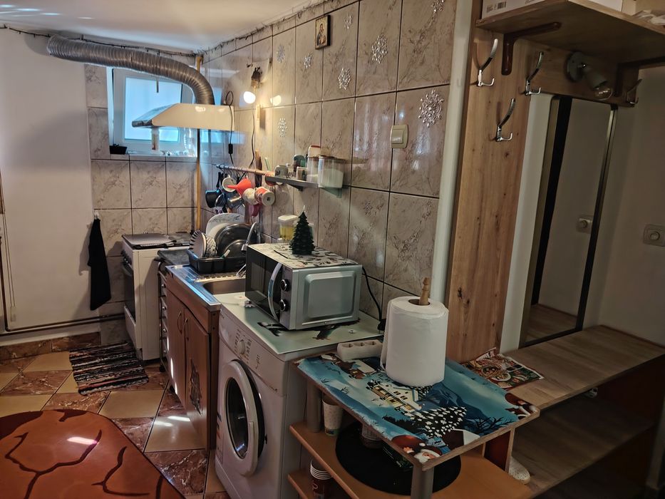 Piața Victoriei-Macdonalds Buzesti,gars.vila 300 de E cu util.incluse