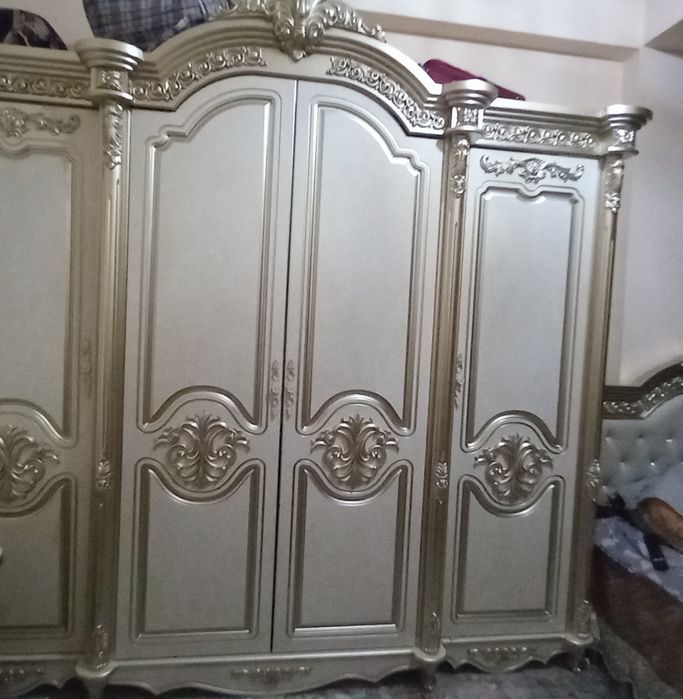 Спални гарнитур сотилади.