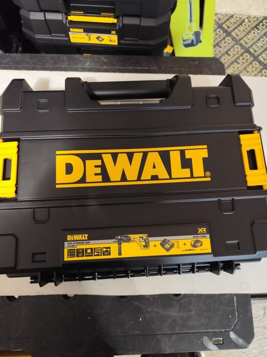 Супер промо Акумулаторен безчетков перфоратор DeWALT DCH133M1 комплект