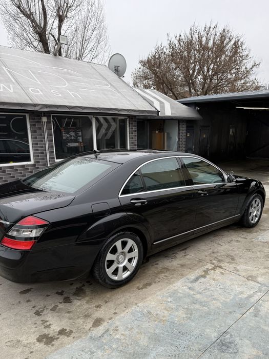Mercedes-Benz S-Class 350L , fost automobil corp diplomatic .