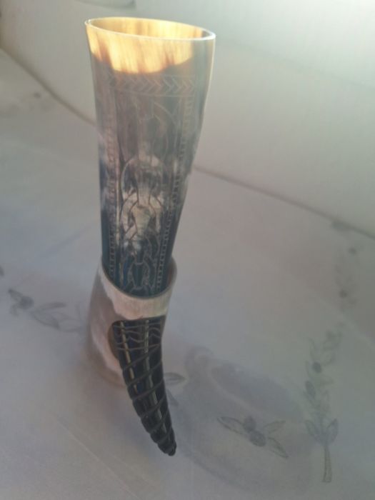 Гравирана чаша от естествен рог