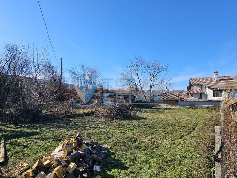 Парцел с правилна форма в регулация в централната част на гр. Ляскове