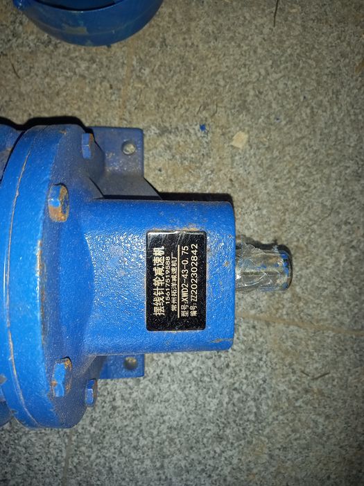 Vând motoare trifazice cu reductor