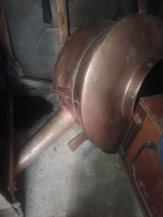 Vand cazan de arama 22 de galeti grosimea de 3 mm greutatea aproximativ 70 kg  pret pe kg 300 lei