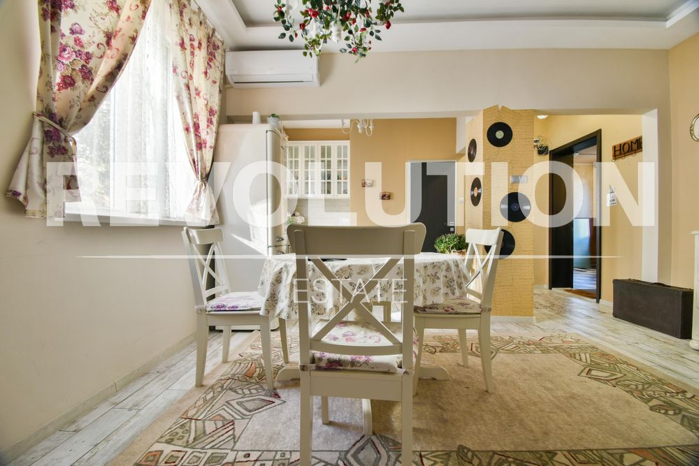 Дава се под наем Тристаен апартамент в София, Център - 70 кв.м за 800 € - Снимка #2