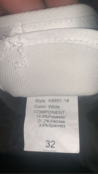 Белые слаксы.