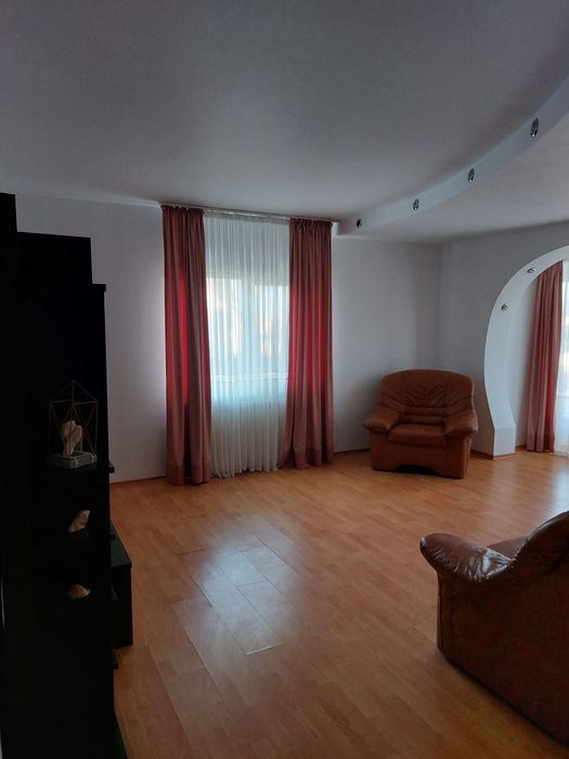 Casă de vânzare - 5 camere, zona Cornișa