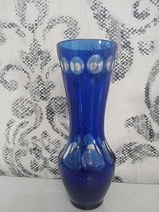 Чехия . Новая вазочка для небольших цветов -высота  17см.