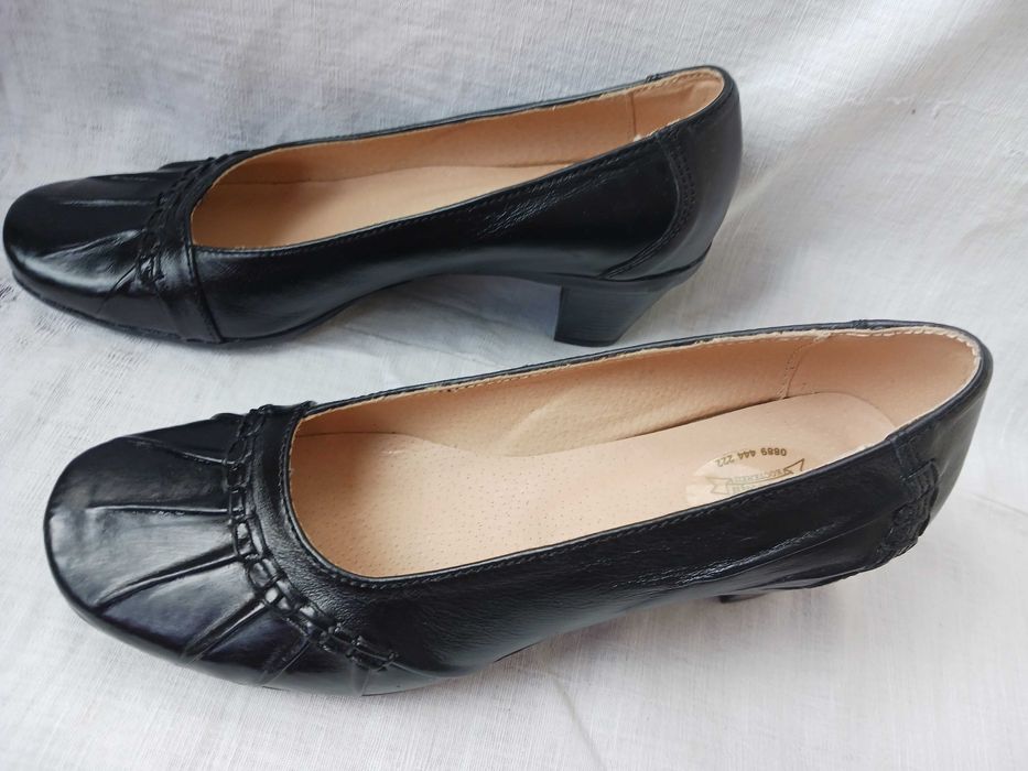 Елегантни нови кожени обувки