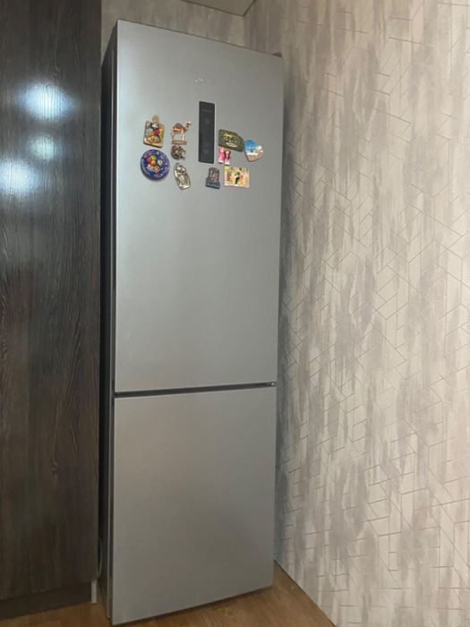 Продам большой Холодильник Indesit