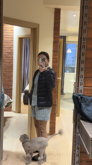 Куртка Uniqlo. Еще много одежды на странице.