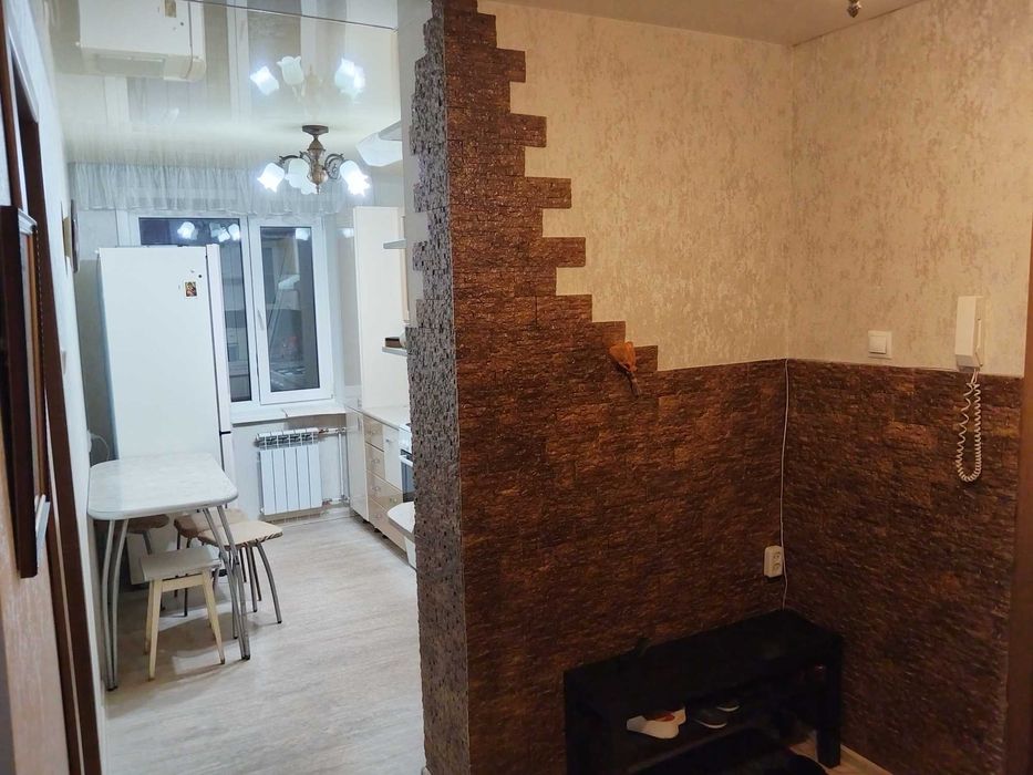 Двух комнатная в центре 10000