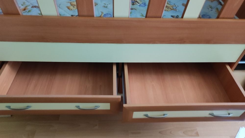 Кошара с 4 чекмеджета и матрак