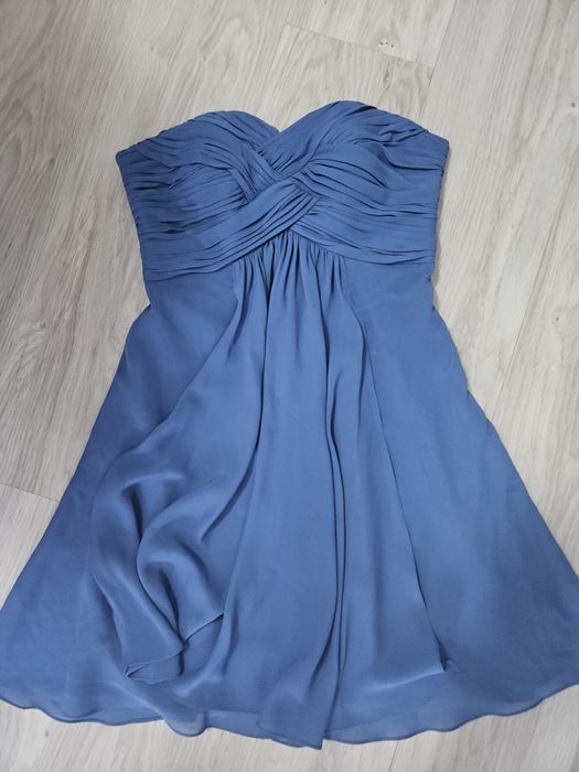 Къса синя рокля.