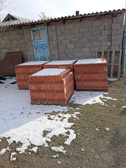 Новый красный кирпич.