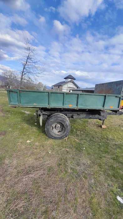 Remorcă basculabilă pe 3 părți