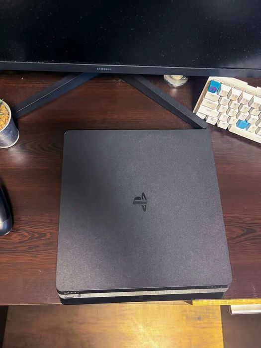 Продавам ps 4 slim 1tb