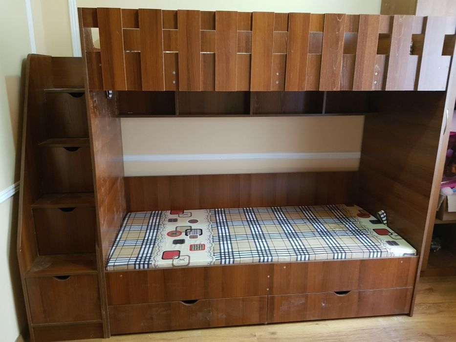 Двухярусная кровать со ступеньками