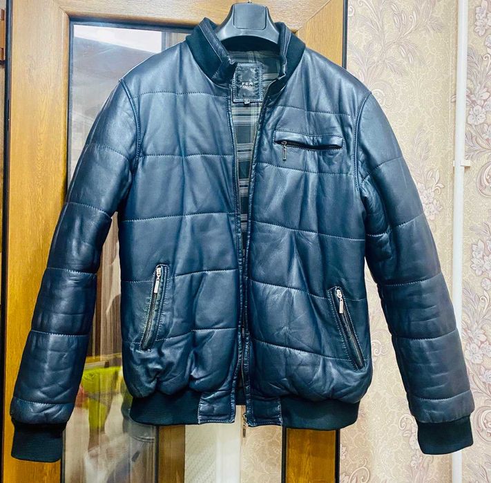Кожаная, синяя куртка. Размер L - ХL. Утепленная (очень тёплая).