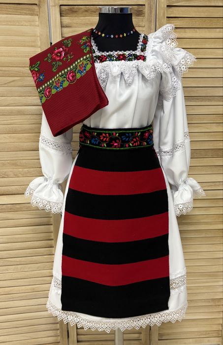 Costum traditional de Marmures pentru femei cu zadii/catrinte/fote