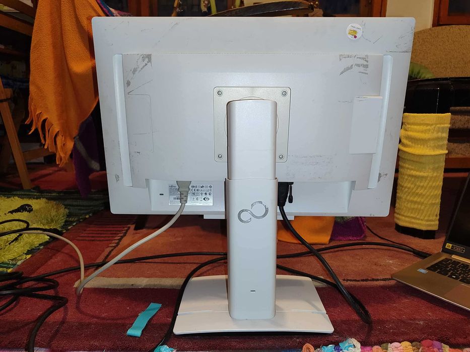 Монитор Fujitsu 22" 60hz + Монитор Dell 19" 60hz