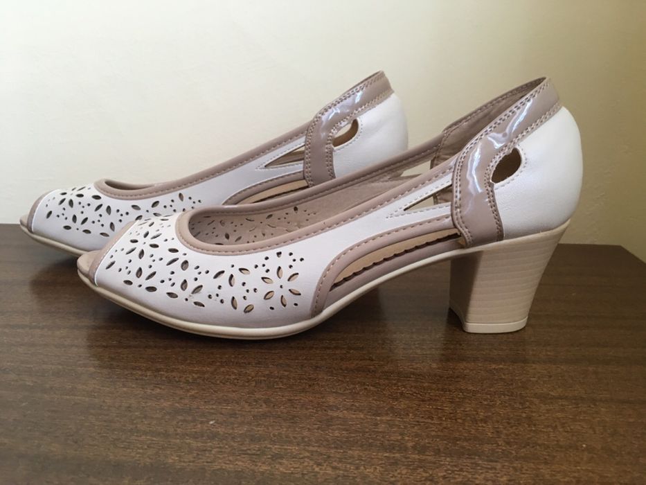 Чисто нови елегантни обувки