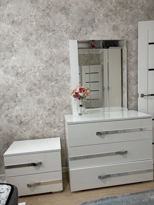 Продам комод с зеркалом