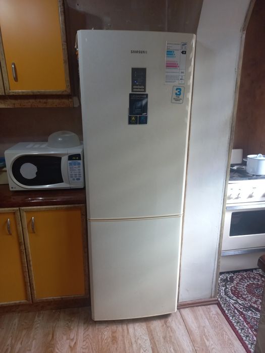 Холодильник самсунг в отличном состоянии