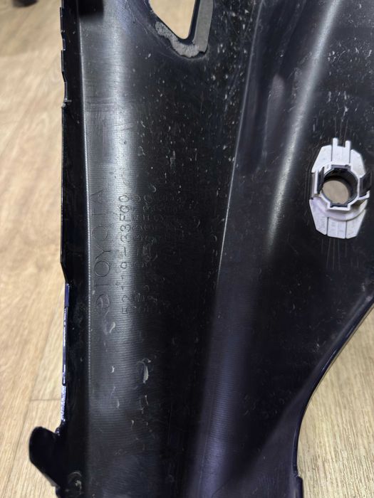 Бампер передний б/у оригинал Toyota Camry 80