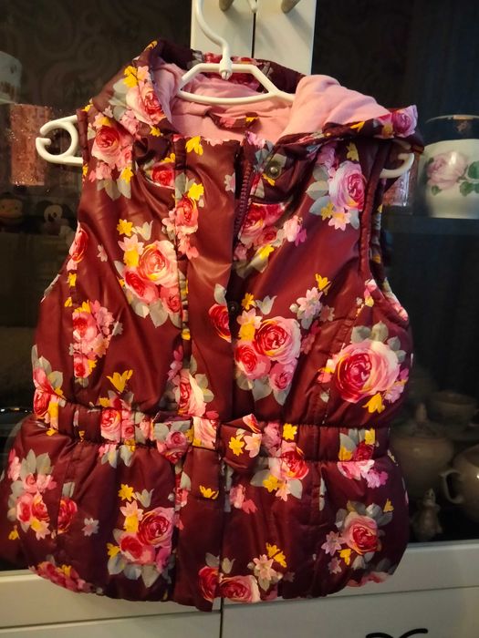 Желет, ветровка на девочку  1.5 г, 5 лет