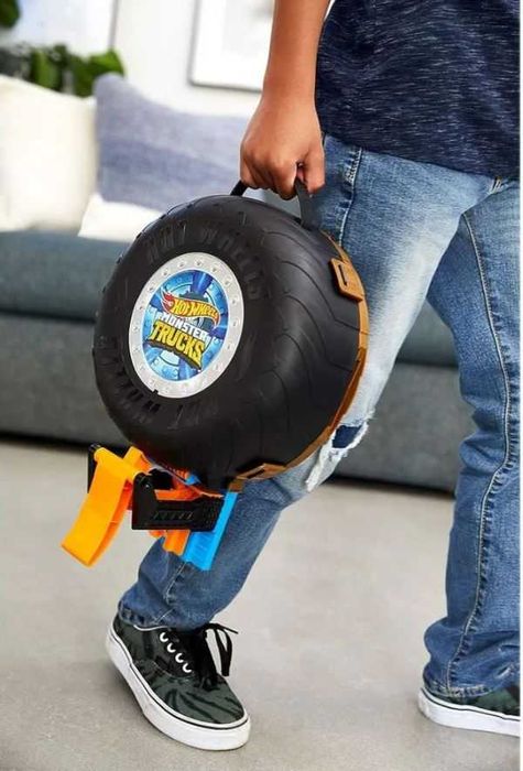 Игрушечный трек Hot Wheels Автотрек Трюковая арена Monster Trucks