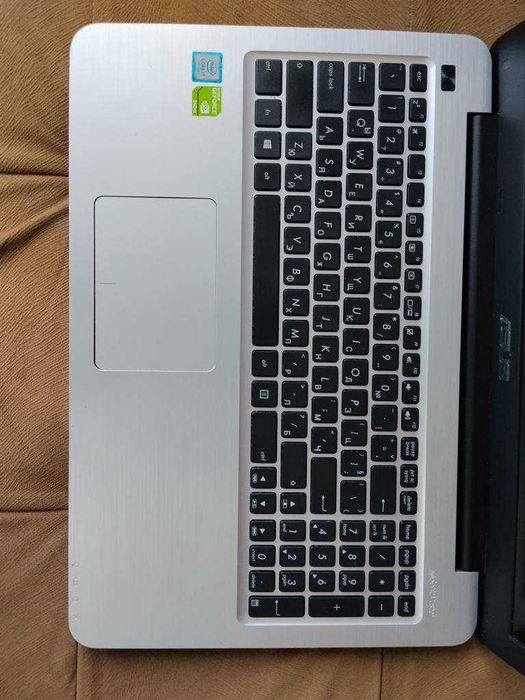 Asus R556UQK FullHD Intel Core i7 /12GB/SSD 256GB/ 2часа батерия/чанта