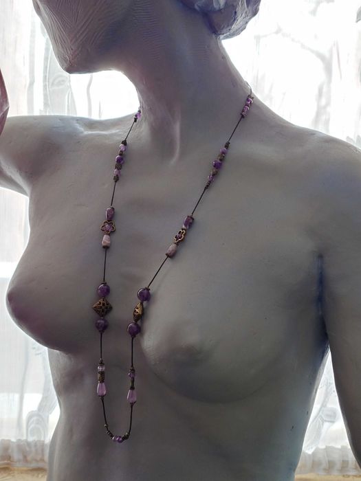 Colier deosebit cu elemente din ametist natural si elemente metalice..