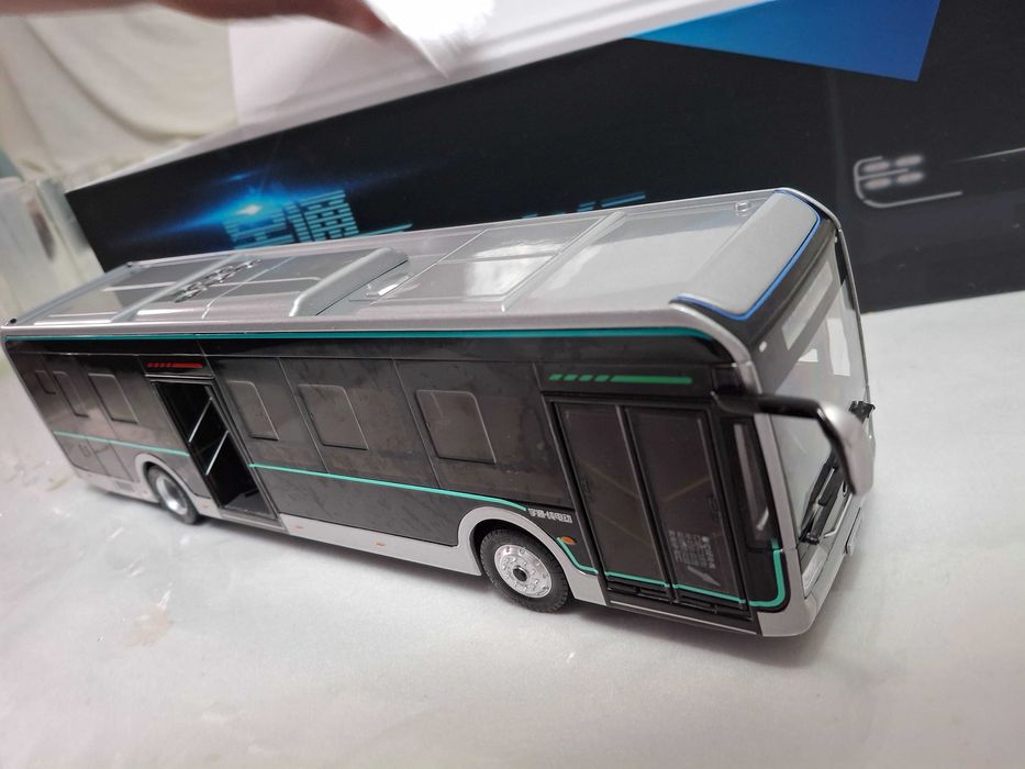 Модель автобуса Yutong U12 black King Kong 1:42