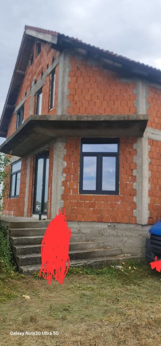 Casă în câmp mândruloc în roșu