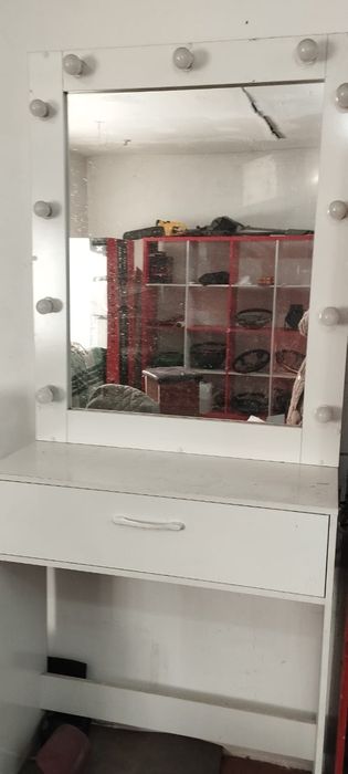 Стол для визажиста