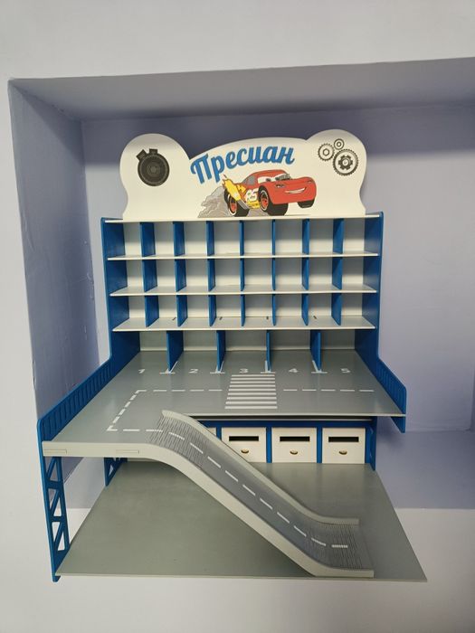 Писта с гаражи, подходяща за колички Hot wheels и по-големи