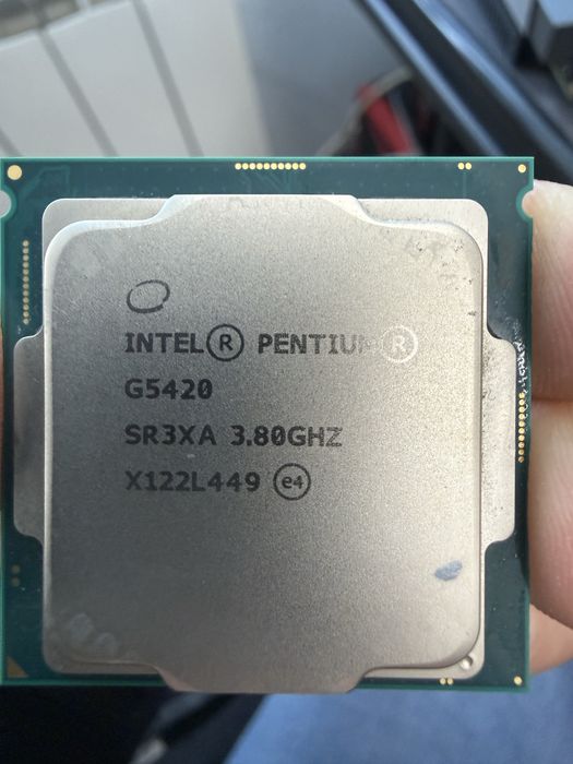 Vând placa de baza gigabyt Z390D.