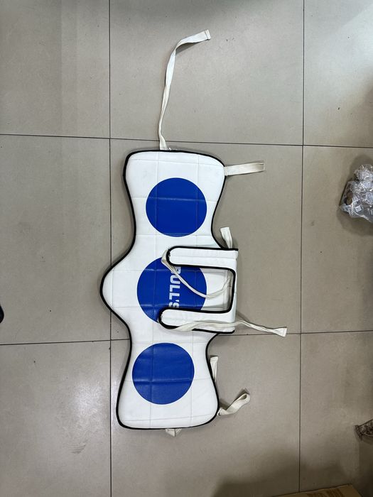 Защитный жилет для единоборств