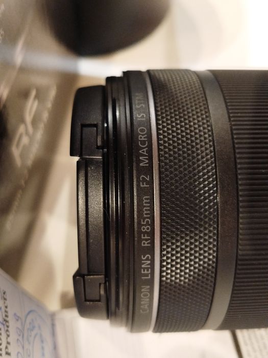 Продавам обектив CANON RF 85mm f/2.0 Macro