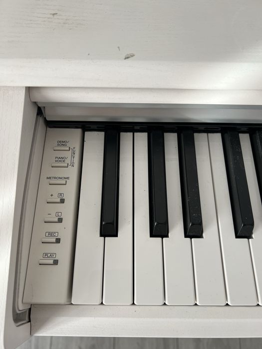 Pian digital Yamaha Arius YDP-144 – alb